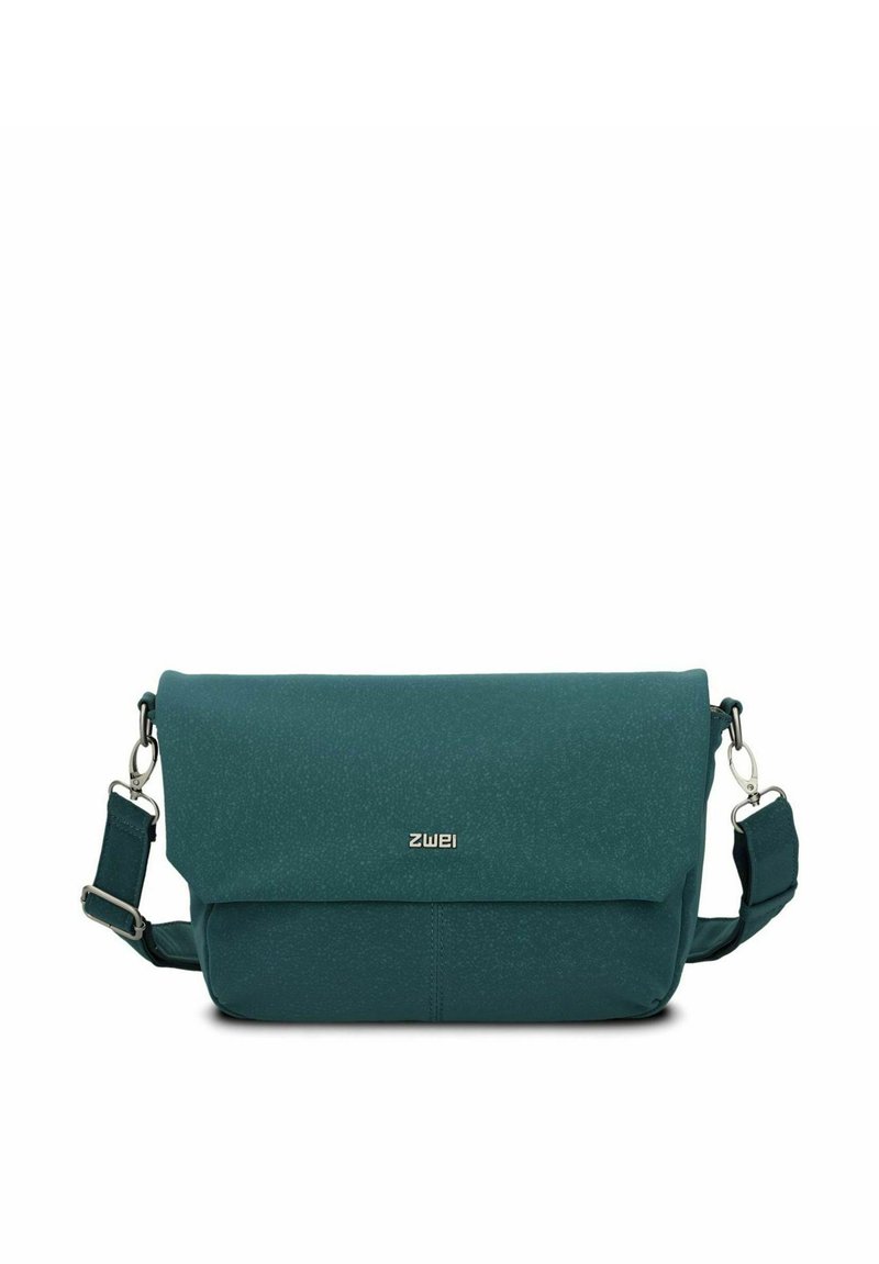 Borsa a tracolla sintetica color teal con chiusura a pattina, cinturino regolabile, minuteria argentata e una superficie leggermente testurizzata. Il logo del marchio è visibile.