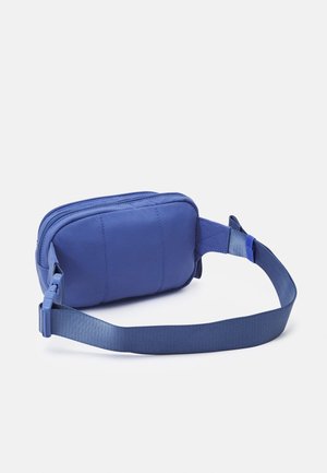 Bolsa de cintura azul pequeña y rectangular con dos compartimentos con cremallera y correa ajustable con hebilla de plástico.