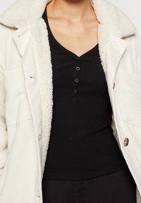 Hollister Co. Allvädersjacka - off-white