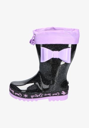 Czarny błyszczący kalosz z lawendowym mankietem, detalem kokardki i lawendową podeszwą z ozdobnym kursywnym tekstem wokół krawędzi.