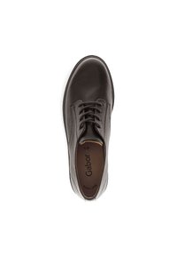 Zwarte leren veterschoen met ronde neus, zichtbare stiksels en "Gabor" branding op de binnenzool, van bovenaf getoond op een witte achtergrond.