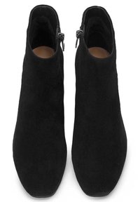 Stivali ankle in suede nera con texture liscia, punta affusolata e cerniere laterali. Presentano un design minimalista e una silhouette elegante.