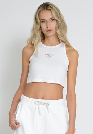 Weißes, kurzes Tanktop mit gerippter Textur, rundem Halsausschnitt und aufgedrucktem Logo "NASSAU BEACH CLUB 2008."