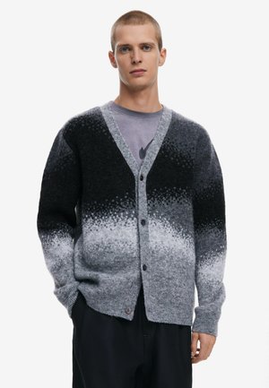 Cardigan grigio a gradiente realizzato in morbido materiale a maglia, con scollatura a V, sei bottoni e maniche lunghe con polsini a costine.