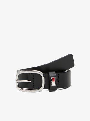 Schwarzer Lederbelt mit einer glänzenden silbernen Schnalle. Besitzt eine Schlaufe mit einem Logo-Tag, eine glatte Textur und ein gerades Design.