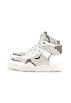 Wysokie trampki w białym i szarym kolorze z zapięciem na sznurowadła z przodu, wyściełanymi kołnierzami oraz małym czarnym logo skrzydła na bocznych panelach.