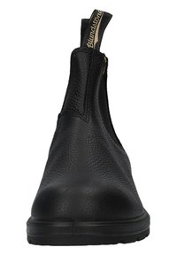 Stivale ankle in pelle nera con finitura testurizzata, pannelli laterali elastici e una linguetta per infilare. Presenta una suola in gomma solida per maggiore aderenza e durata.