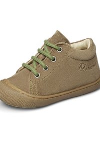 Hnědá nubuková botička pro batole se zelenými šněrovadly, zaoblenou špičkou, texturovanou gumovou podrážkou a měkkou podšívkou. Na boku je zdobena značkovým prošíváním.