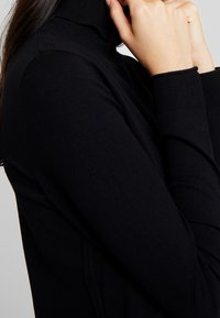Sisley Stickad tröja - black