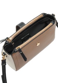 Czekoladowo-kremowa prostokątna torebka na ramię, wykonana z teksturowanej skóry, z złotym zamkiem błyskawicznym, czarnymi akcentami i płaskim paskiem na ramię.