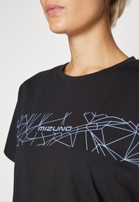 Juoda medvilninė marškinėlių su apykakle, su geometriniu mėlynos linijos raštu ir "mizuno" logotipu krūtinės srityje.