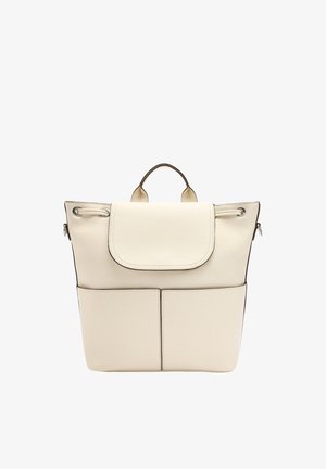 Kremowy skórzany plecak z klapką, podwójnymi paskami do noszenia, przednimi kieszeniami i czarnym przeszyciem jako akcentem. Gładka faktura, uporządkowany kształt.