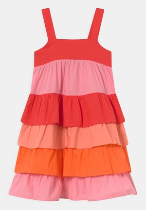 ærmeløs lagdelt kjole med brede stropper, der har vandrette flæselag i rød, pink, koral, orange og lyserød.