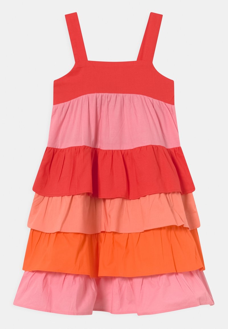 Robe sans manches à étages avec larges bretelles, présentant des couches horizontales volantées en rouge, rose, corail, orange et rose clair.
