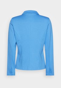 Niebieski żakiet stretchowy o dopasowanym kroju, z klapami, długimi rękawami i czterema guzikami na każdym mankiecie. Gładka tekstura.