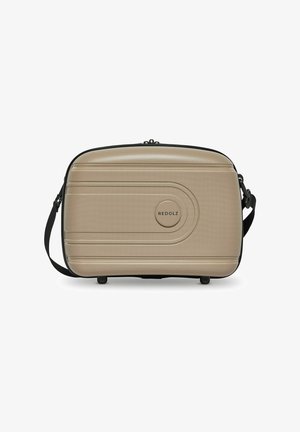 Beige rechthoekige tas met een gestructureerde afwerking, een ronde logo, een zwarte rits en een verstelbare schouderband. Voorzien van vier zwarte voeten aan de onderkant.