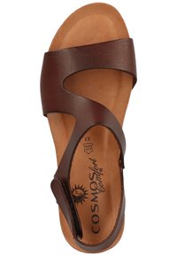 Sandal in pelle marrone con una forma a fascia, ritagli curvi e una soletta in pelle scamosciata color beige. Presenta il logo del marchio e le indicazioni della taglia sulla suola.