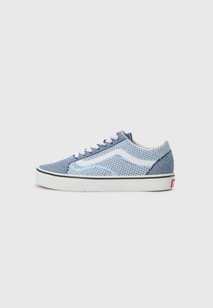 Sneaker in blu e azzurro con mesh, lacci bianchi, punta rotonda e suola in gomma. Presenta un motivo testurizzato e un logo laterale.