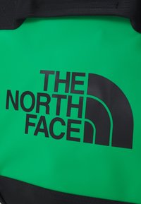 The North Face BASE CAMP DUFFEL - L - Utazótáska - optic emerald-tnf black