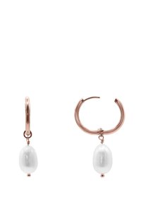 Roségull hoop øreringer med en hengende hvit perle. Designet inkluderer en glatt, polert tekstur og en enkel, elegant form.