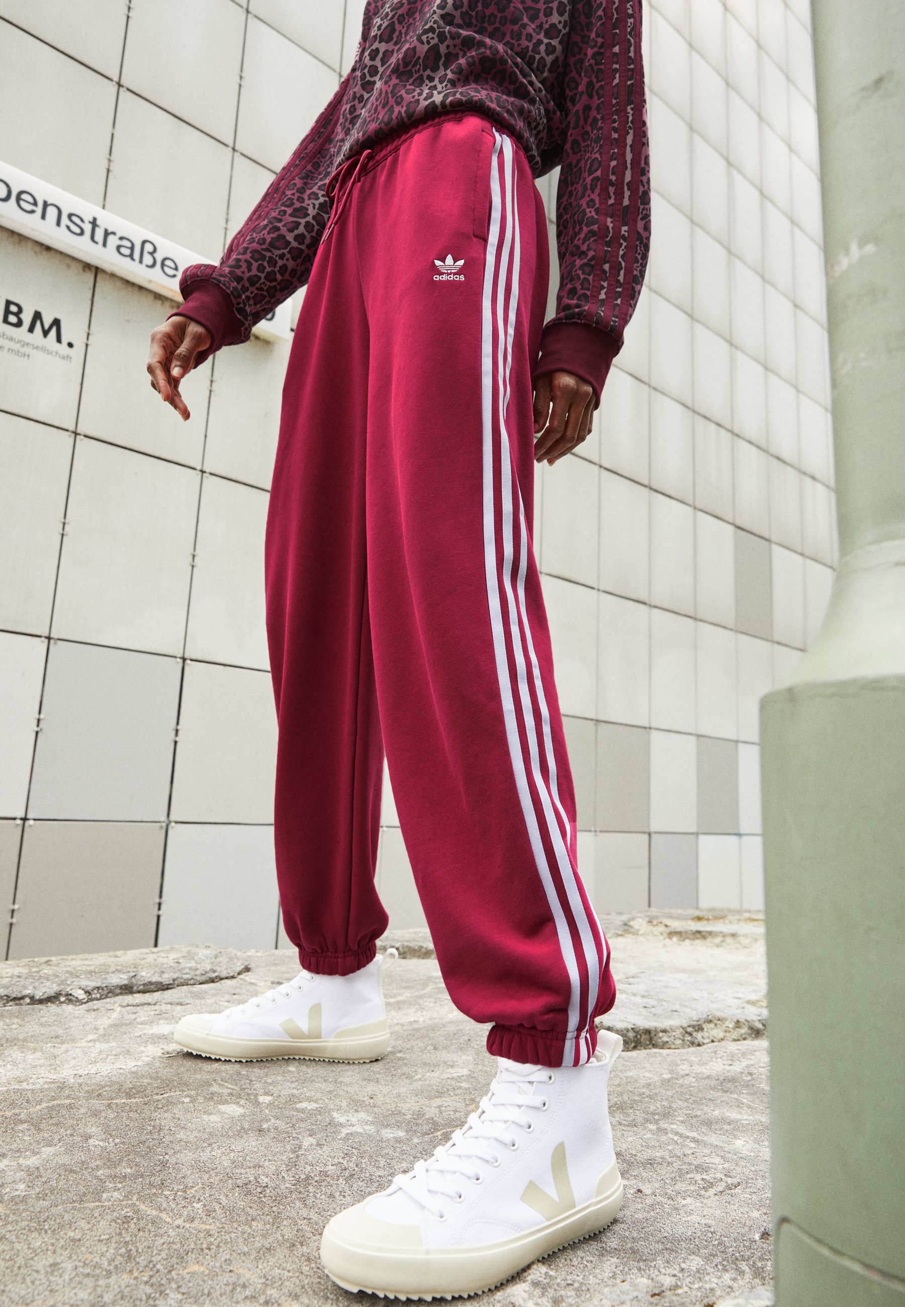 Concreet bezorgdheid Willen adidas Originals RELAXED - Trainingsbroek - legacy burgundy/bordeauxrood -  Zalando.nl