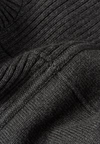 Tissu gris foncé tricoté avec des motifs côtelés et texturés, montrant des plis et des détails de fil de laine douce.