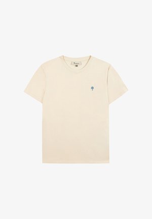 T-shirt beige a manica corta con scollo rotondo, con un piccolo logo ad albero blu sul petto a sinistra e un'etichetta del marchio visibile all'interno del colletto.