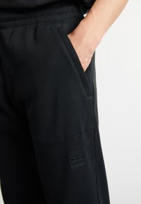 adidas Originals Träningsbyxor - black