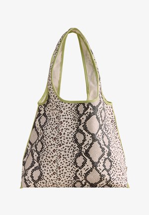 Beige mulepose med sort slangeskindsprint og små blomsterprint, lysegrøn kant, brede håndtag og en struktureret trekantet form.