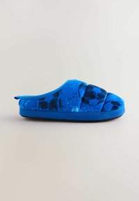 Blå tygtoffel med en strukturerad yta med ett svart mönster, rundad tå och en mjuk, vadderad inredning. Flexibel gummisula.