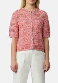 Rode en witte textuur cardigan met korte mouwen, ronde halslijn en parelachtige knopen aan de voorkant. Lichtgewicht breimateriaal.
