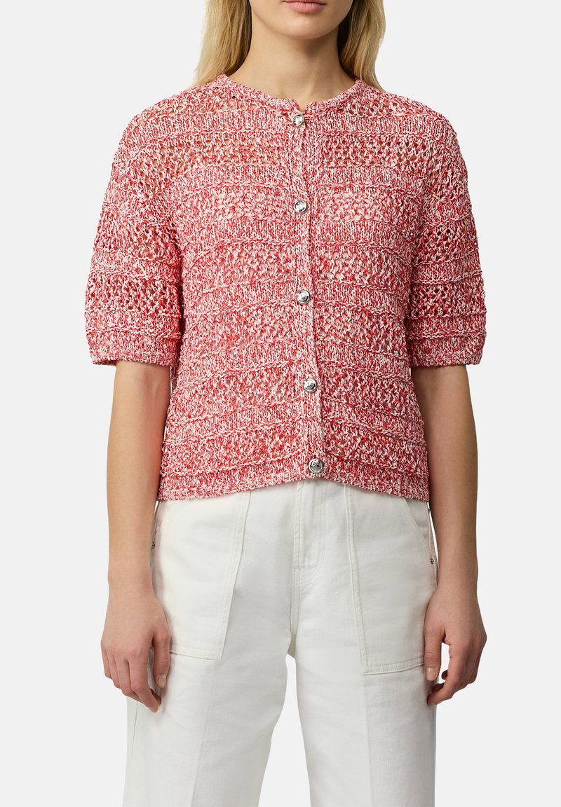 Rode en witte textuur cardigan met korte mouwen, ronde halslijn en parelachtige knopen aan de voorkant. Lichtgewicht breimateriaal.