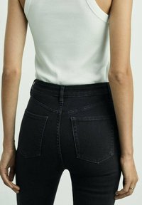 Mango RISE SKINNY  - Oprijete (skinny) kavbojke - black denim