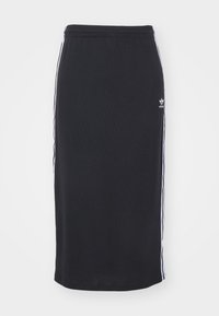 Schwarzer knielanger Adidas-Rock mit weißen drei-Streifen-Details an den Seiten und kleinem Logo auf der oberen vorderen rechten Seite.