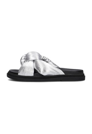 Zilveren metallic schuif sandaal met een knoopdesign, voorzien van een zwarte rubberen zool en een gladde textuur.