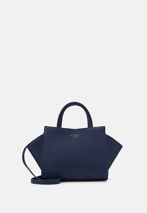 Bolso de mano LYDC London azul marino con asas superiores, diseño de alas laterales y una correa de hombro desmontable sobre un fondo liso y claro.