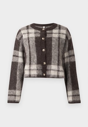 Cardigan court à carreaux marron et crème avec un col rond, cinq boutons et une texture douce. Manches longues avec une coupe décontractée.