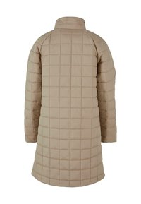 Beige kviltsēts pūkains mētelis ar augstu apkakli, ar horizontālām un vertikālām šuvēm un garām piedurknēm, attēlots no aizmugures.