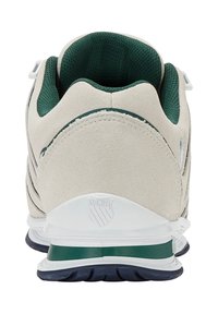 Sneaker da uomo in suede beige con rivestimento in rete verde, caratterizzato da una suola intermedia bianca, una suola in gomma blu e un branding discreto sul tallone.