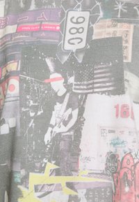 Šedé tričko s koláží městských obrazů, včetně hudebníka, značek a graffiti. Design kombinuje černé, červené a žluté akcenty.