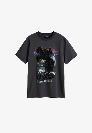 Must mustaga t-särk lühikeste varrukatega, millel on graafikaprint, sealhulgas läikiv must karu ja kontrastsetes värvides tekst.