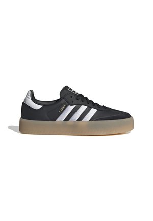 Baskets Adidas Samba noires avec des bandes blanches, une semelle gomme et le texte doré "SAMBA" sur le côté, présentées en profil latéral sur fond blanc.