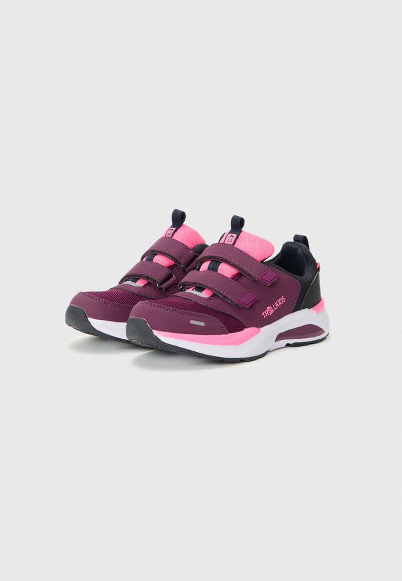 Scarpe sportive con tomaia viola, dettagli rosa e doppie chiusure in velcro. Presentano una suola bianca e una superficie testurizzata per la trazione.