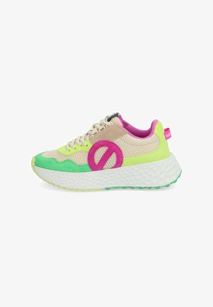 Baskets en mesh et suède de couleur beige, verte et rose. Présentent un grand logo rose et une semelle blanche texturée avec des touches vertes. Design arrondi.