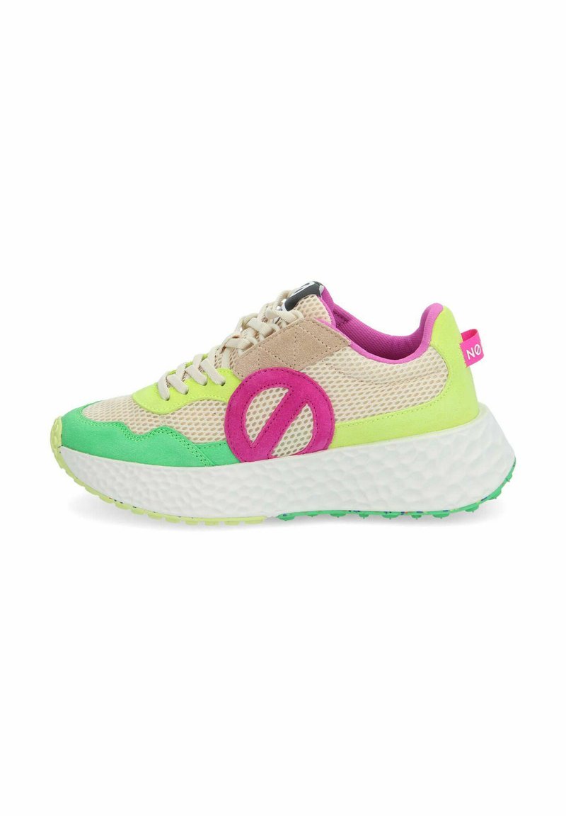 Baskets en mesh et suède de couleur beige, verte et rose. Présentent un grand logo rose et une semelle blanche texturée avec des touches vertes. Design arrondi.