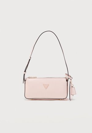 Sac à épaule rectangulaire rose clair avec sangle ajustable, fermeture éclair et petite étiquette suspendue sur fond blanc uni.