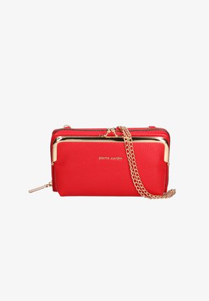 Portafoglio in pelle rossa con zip dorata e tracolla a catena. Presenta una texture liscia, dettagli del logo e una forma rettangolare.