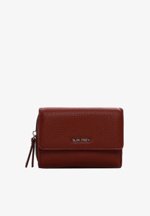 Czerwony skórzany portfel o teksturowanym wykończeniu, z metalowym logo i kieszenią na zamek po boku. Kompaktowy prostokątny design.