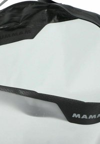 Bolsa de deporte negra con superficie texturizada, presenta un cierre de cremallera y un interior blanco. Incluye un detalle de logo grabado.