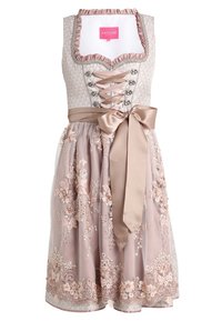 Dirndl en dentelle rose avec broderie florale, un col à volants, une ceinture nouée en satin et un corsage texturé avec un détail décoratif à lacets.